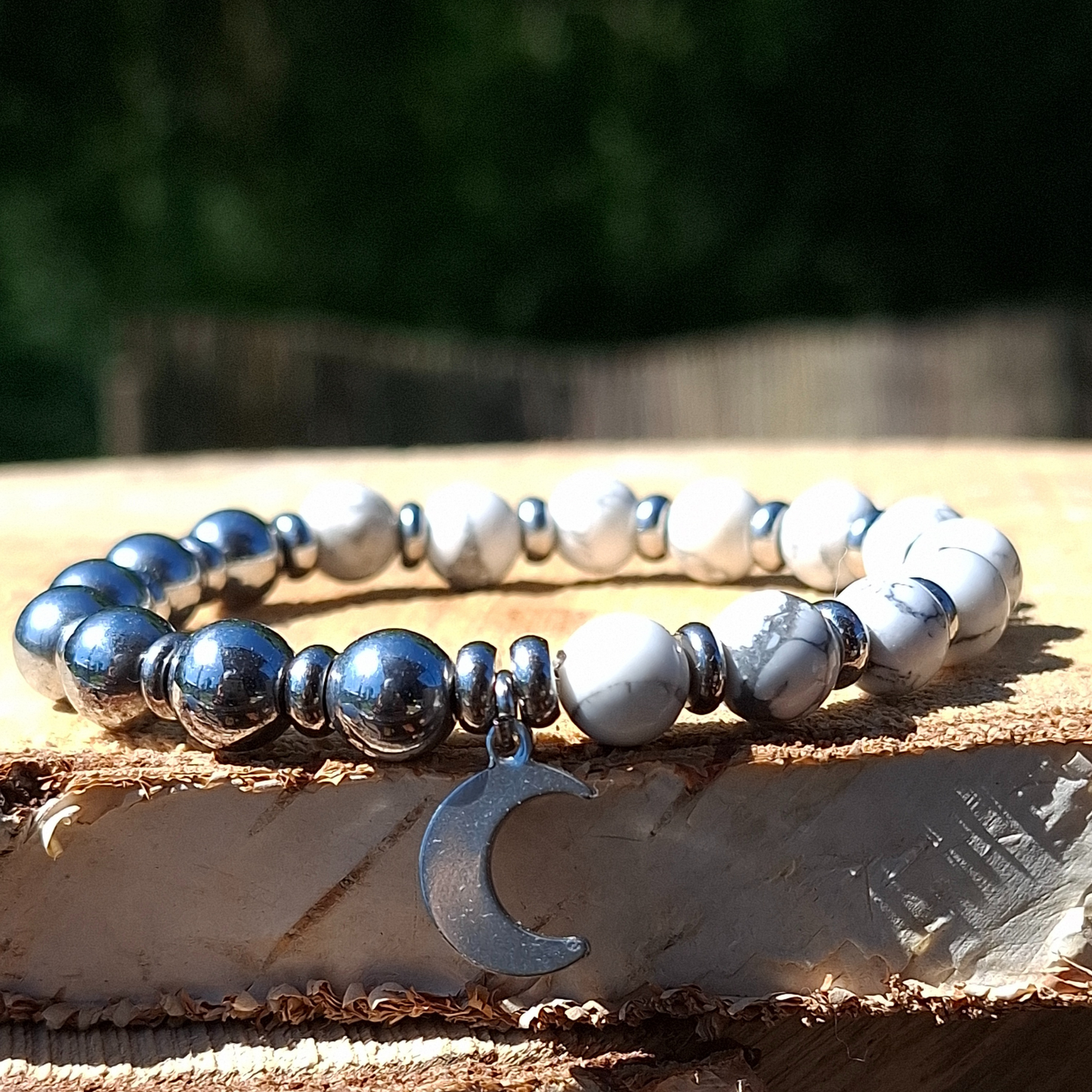Sérénité Pure – Bracelet Howlite, Perles Argentées & Breloque Lune